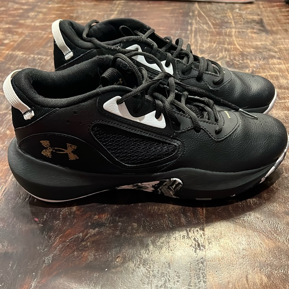 Men’s basketball shoes
